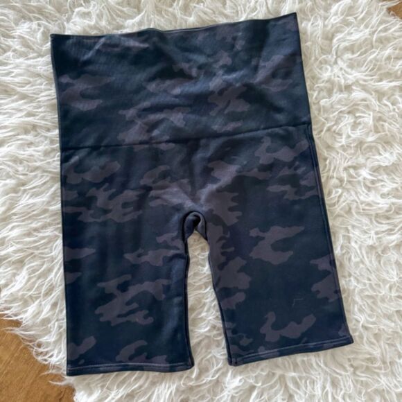 SPANX Look at Me Now Seamless Bike Shorts - Black Camp | Size M - Picture 4 of 7